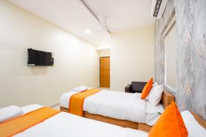 Postel nebo postele na pokoji v ubytování Hotel Iris Atnest Madhapur - A Business Hotel