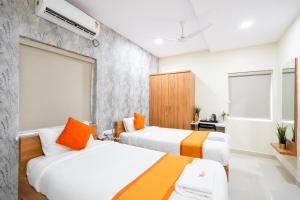 Postel nebo postele na pokoji v ubytování Hotel Iris Atnest Madhapur - A Business Hotel
