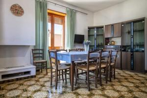 jadalnia z niebieskim stołem i krzesłami w obiekcie Spacious home in Costa Rossa w mieście Trinità dʼAgultu