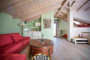 un soggiorno con un divano rosso e un tavolo di Villa Oneirodromio a Kato Korakiana