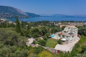 una vista aerea di una casa con lago di Villa Oneirodromio a Kato Korakiana