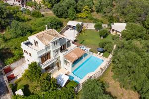 una vista aerea di una casa con piscina di Villa Oneirodromio a Kato Korakiana