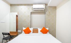Postel nebo postele na pokoji v ubytování Hotel Iris Atnest Madhapur - A Business Hotel