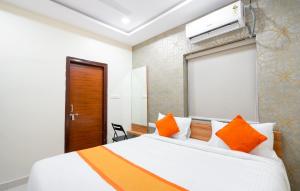 Postel nebo postele na pokoji v ubytování Hotel Iris Atnest Madhapur - A Business Hotel