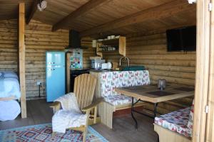 Knapp Farm Glamping Lodge 2 في Corscombe: غرفة مع طاولة ومطبخ في كابينة