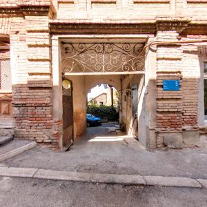 トビリシにあるHostel Pirosmaniのアーチ型の建物の入口