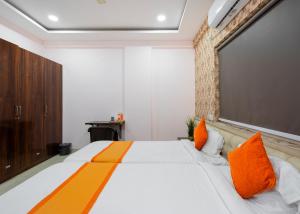 Postel nebo postele na pokoji v ubytování Hotel Iris Atnest Madhapur - A Business Hotel