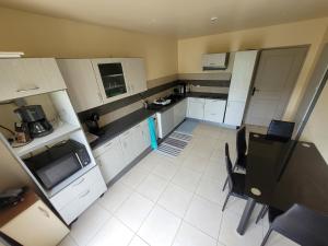 an overhead view of a kitchen with white cabinets at Résidence de la gare, chambre meublée in Longjumeau