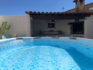 a large swimming pool in a yard with a house at Une pause au paradis in Sorgues
