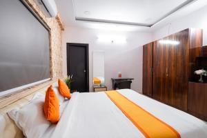 Postel nebo postele na pokoji v ubytování Hotel Iris Atnest Madhapur - A Business Hotel