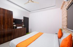 Postel nebo postele na pokoji v ubytování Hotel Iris Atnest Madhapur - A Business Hotel