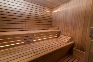 una sauna con pareti in legno e pavimenti in legno di Hotel Valgranda Wellness & Spa a Zoldo Alto