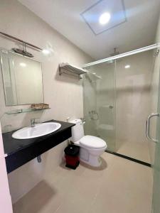 y baño con aseo, lavabo y ducha. en Princess Hotel, en Da Nang