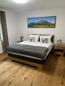 ein Schlafzimmer mit einem großen Bett in einem Zimmer in der Unterkunft Haus Colorado am Gaisberg in Scheffau am Wilden Kaiser