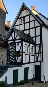 um antigo edifício a preto e branco com uma varanda em 300 Jahre altes Haus in der historischen Altstadt em Arnsberg