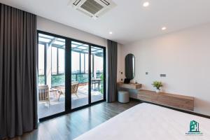 een slaapkamer met een bed en een balkon bij Luxe Paradise Residence 5 Tu Hoa in Hanoi