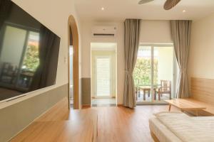 TV a/nebo společenská místnost v ubytování Tây Tiến Bungalow