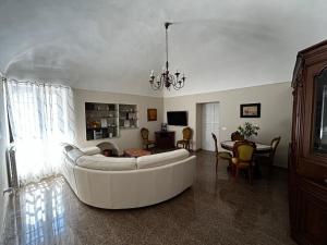 een woonkamer met een grote witte bank en een tafel bij Da Concy in Fossacesia