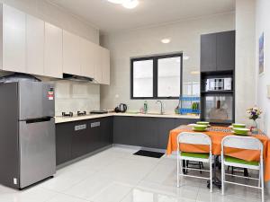 Dapur atau dapur kecil di Amazing Seaview 3BR Country Garden Royal Strand By Hauzcinta