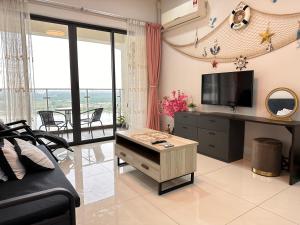 Ruang duduk di Amazing Seaview 3BR Country Garden Royal Strand By Hauzcinta