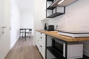 una cucina con bancone e piano di lavoro di Rome Plaza Suites, Luxury Collection a Roma