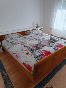 uma cama grande com um edredão com flores em Kuca za odmor Una-Mia em Kulen Vakuf