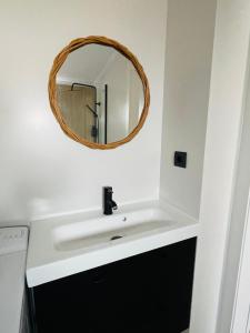El Apartamento de la Colegiata في فيغو: حمام مع حوض أبيض ومرآة