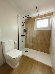 a white bathroom with a toilet and a window at El Apartamento de la Colegiata in Vigo