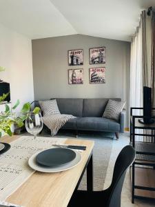 sala de estar con mesa y sofá en El Apartamento de la Colegiata, en Vigo