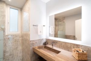 ein Badezimmer mit einem hölzernen Waschbecken und einem Spiegel in der Unterkunft LUX Dolce Vista Apartment - Portorož in Portorož