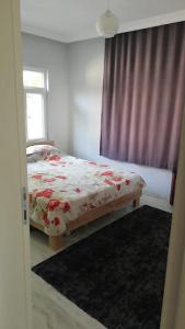Ein Bett oder Betten in einem Zimmer der Unterkunft göl manzarali ılıcaya ve göle 200m uzaklikta