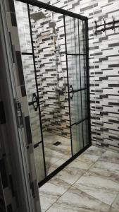 a bathroom with a shower with a glass door at göl manzarali ılıcaya ve göle 200m uzaklikta in Boyalıca