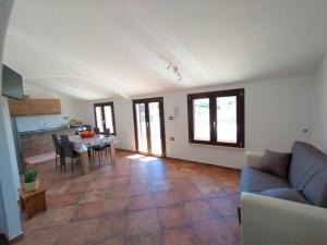 a living room with a couch and a table at Zeus Casa Vacanza in Olmedo