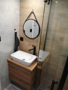 Un baño de Apartament Syrenka przy jeziorze Czos