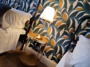 una lampada su un tavolino accanto a una camera da letto di PONTEVECCHIO Accomodation a Ragusa Altre 41 foto