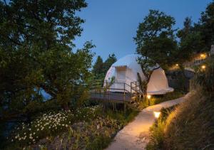 Avalon Cottages, Kanatal by Leisure Hotels外面的花园
