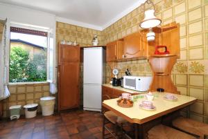 kuchnia ze stołem i lodówką w obiekcie Villa Cecilia w mieście San Felice del Benaco