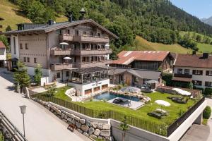 an aerial view of a house with a swimming pool at Lieblingsplatzl inklusive kostenfreiem Eintritt in die Alpentherme ganzjährig - im Sommer freie Bergbahnfahrten in Bad Hofgastein