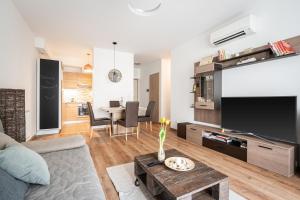 una sala de estar con un sofá y una mesa en Russet Lodge Apartment, en Budapest