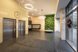 un vestíbulo de oficina con una pared verde en Russet Lodge Apartment, en Budapest