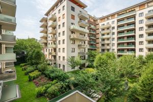 un edificio de apartamentos con un jardín en primer plano en Russet Lodge Apartment, en Budapest
