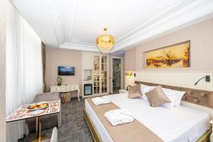 Moonlight Elegance Boutique Hotels في إسطنبول: غرفة فندقية بسريرين وطاولة