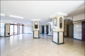 ein leerer Raum mit einem großen Raum mit Glastüren in der Unterkunft Apartamento Vistas al mar in Algarrobo-Costa