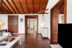 a living room with a couch and a table at Villa Velhoco in Buenavista de Arriba