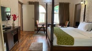 Katil atau katil-katil dalam bilik di Bhil's Kabeela Resort & Spa Kanha +51 gambar