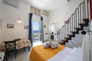 een kamer met een bed en een trap met uitzicht bij Love and Passion Amalfi in Amalfi