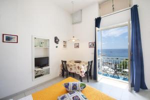 een kamer met een tafel en uitzicht op de oceaan bij Love and Passion Amalfi in Amalfi