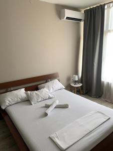 białe łóżko z dwoma białymi ręcznikami w obiekcie Apartman Vukoja w mieście Grude
