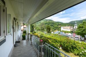 un balcón de una casa con vistas a la ciudad en Villa Amalia, centrum Banska Stiavnica, parkovanie pre 2 auta, velka zahrada s krbom, cela Villa Amalia pre 16 osob alebo samostatne nezavisle prve podlazie Villa AMA pre 8 osob alebo samostatne nezavisle podkrovie Villa LIA pre 8 osob,prístup cez PIN-kód, en Banská Štiavnica