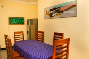 Schlafzimmer mit einem Bett und einem Kühlschrank in der Unterkunft Gorgeous 4 Bedroom House ideal for Families and Large Groups in Boma la Ngombe
